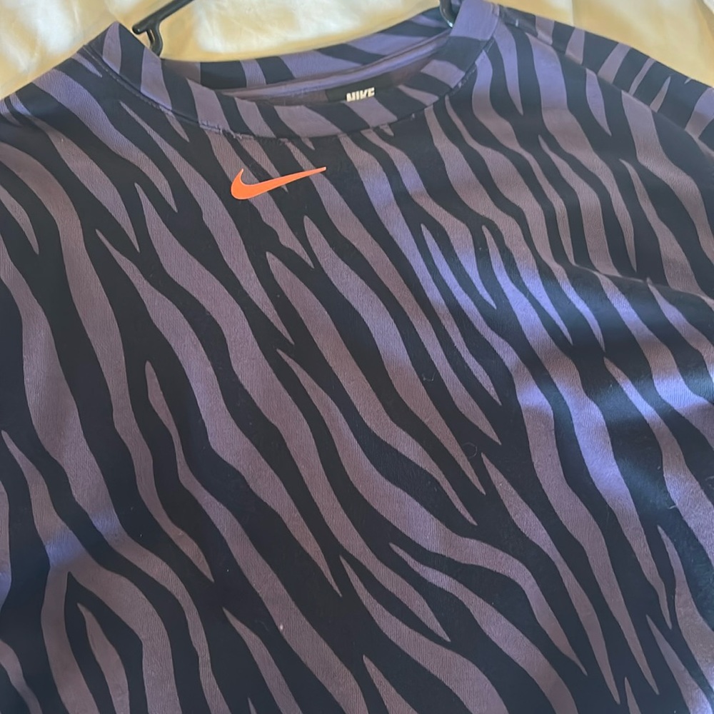 NIKE purple /black pullover